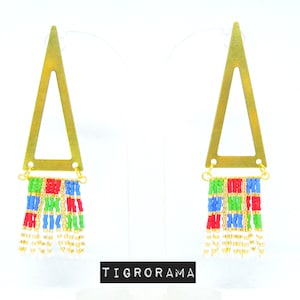 Pendientes grandes de triángulo y flecos, verde, rojo y azul.