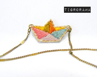 Handbestickte Halskette mit kleinem Origami-Boot in Gelb und Parma