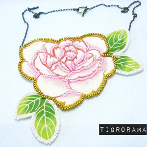 Collier brodé tissu japonais grosses fleurs roses et blanches image 2