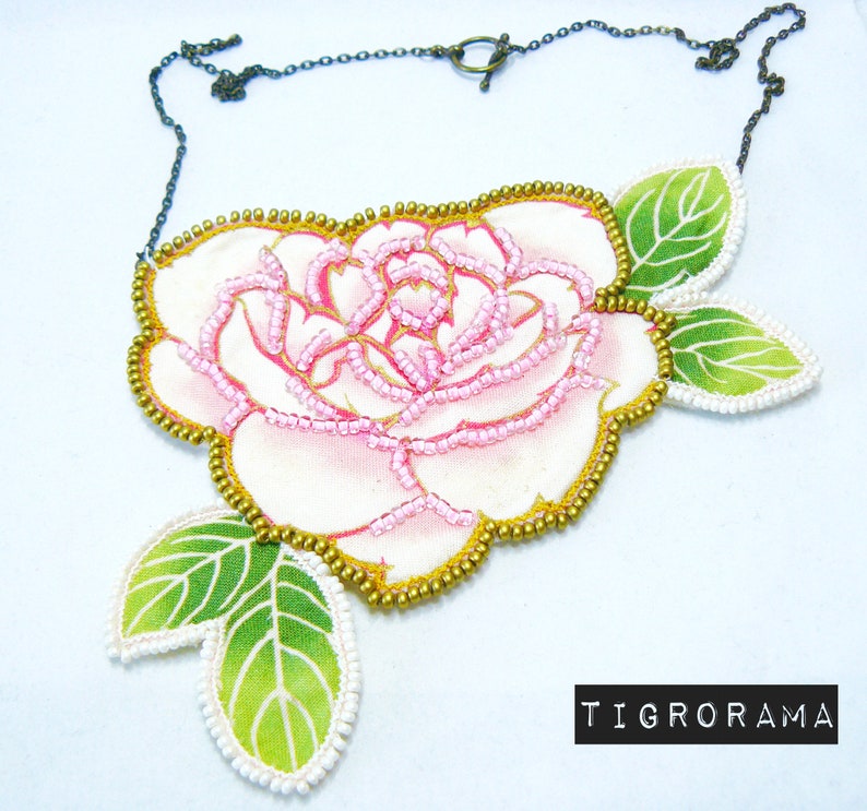 Collier brodé tissu japonais grosses fleurs roses et blanches image 2