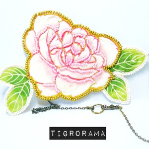 Collier brodé tissu japonais grosses fleurs roses et blanches image 1