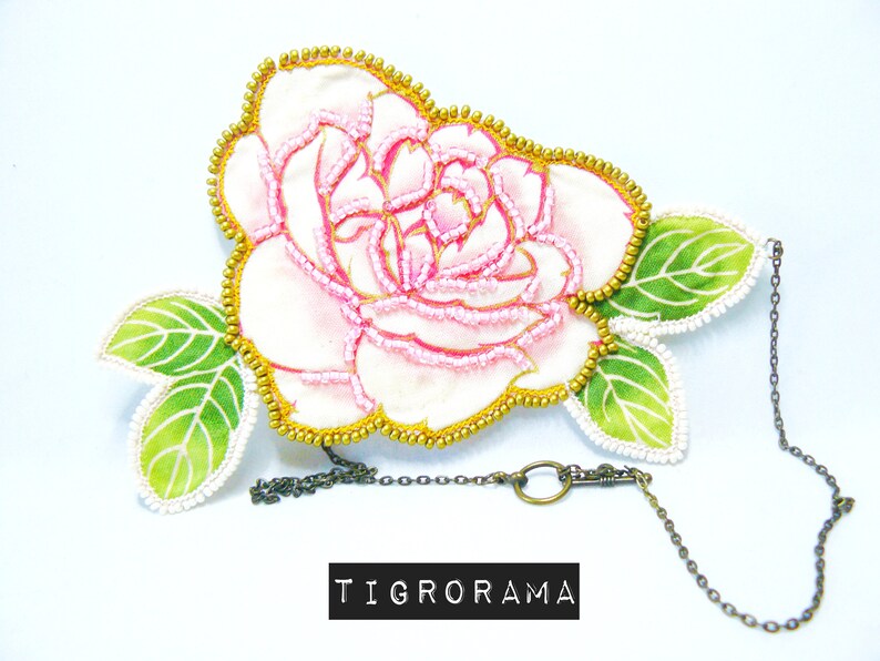 Collier brodé tissu japonais grosses fleurs roses et blanches image 1