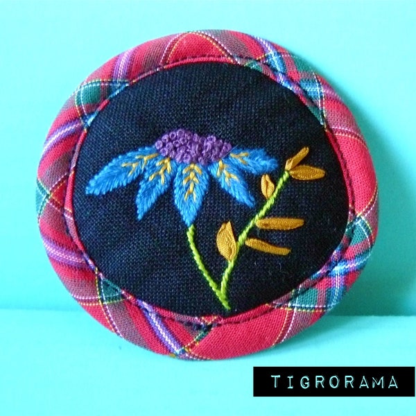 broche brodée main fleur bleue