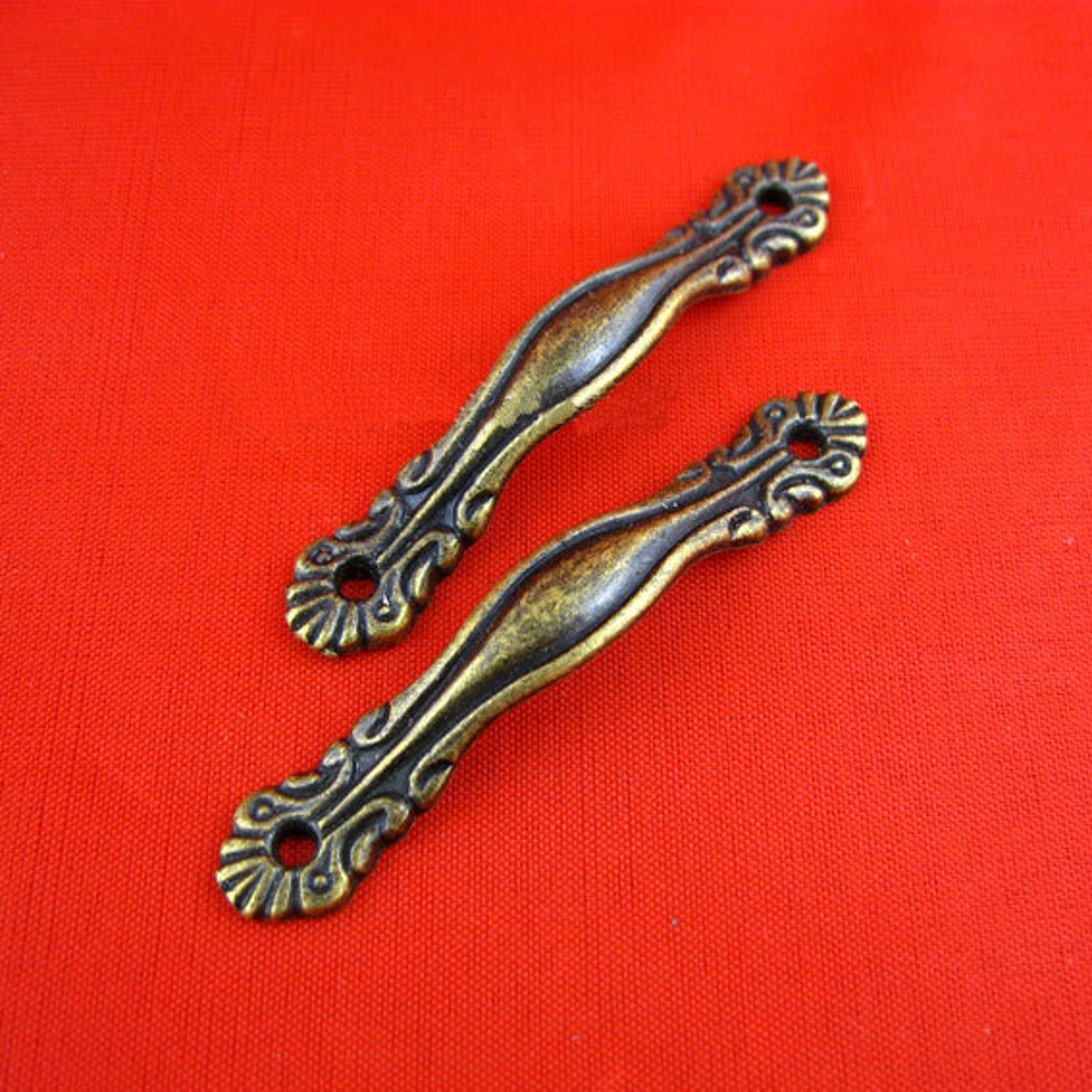 4 Classic Drawer Pulls Vintage Metal Bureau Knobs Pulls Etsy