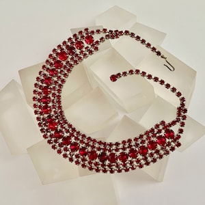 Vintage RED Bib Necklace/Cherry Red Round Cut Bib Collar Necklace/Cherry Red Glass Collar Necklace/Vintage Red Round Stone Collar Necklace