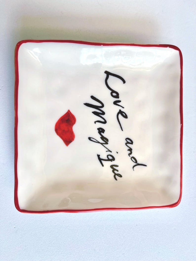 Op de afbeelding: Een handgemaakt houten bord met de tekst "Welcome" in een speels lettertype. Het wit geschilderde bord heeft een verweerde afwerking en een decoratief bloemmotief in roze en groene tinten. Het meet ongeveer 30 cm breed en 15 cm hoog.
