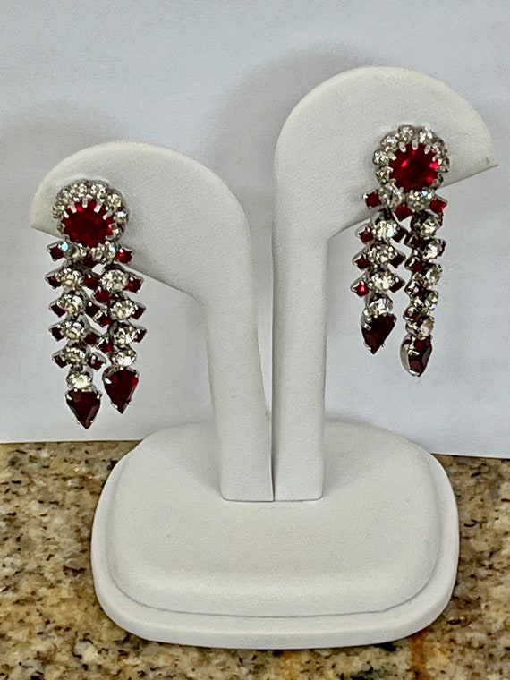 Boucles D'oreilles Pendantes Style Cristal Rouge Sur Métal Noir - Occasion