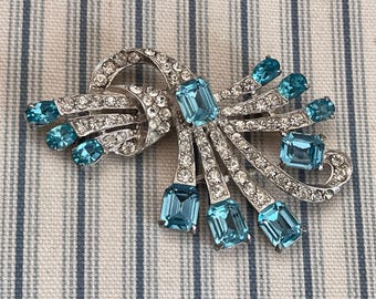 Broche vintage de Joseph Wiesner con diamantes de imitación: broche con lazo de corte esmeralda y aguamarina