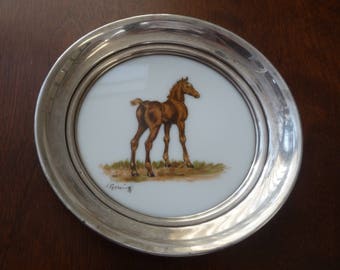 Posavasos de caballo, posavasos de Cyril Gorainoff, pintura de potranca de Cyril Gorainoff sobre vidrio opalino, posavasos de caballo de plata esterlina, HorseDish, posavasos de caballo