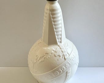 Botella de recuerdo de vidrio opalino de la Feria Mundial de 1939 con tapón original, botella de vinagre con forma de globo de vidrio de uranio de la Feria Mundial de Nueva York de 1939