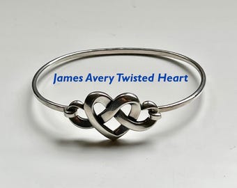 Pulsera rígida de plata esterlina con cierre de gancho en forma de corazón retorcido de James Avery (modelo descatalogado)