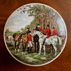 Hunt Scene Trinket Box/Hunting Scene Lidded Trinket Box/Made in England Bone China Lidded Hunt Scene Trinket Box/Hunting Scene Dish England
