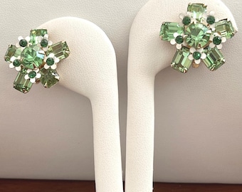 Boucles d'oreilles clips vintage Weiss en strass, vert péridot et fleurs émaillées