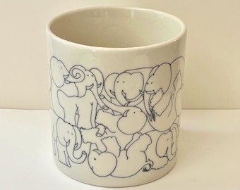 Tasse vintage 1979 Taylor and Ng Naughty Elephants beige, signée