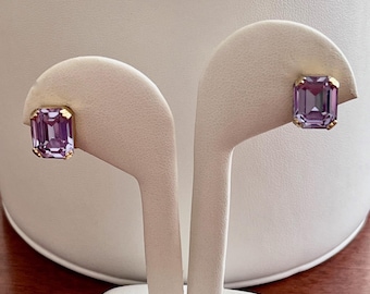 Pendientes vintage de clip con diamantes de imitación de alejandrita en color lila y corte esmeralda.