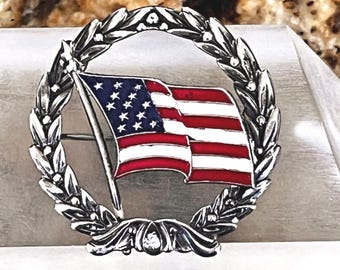 Pin vintage de plata de ley con la bandera estadounidense: diseño de corona de laurel de la Segunda Guerra Mundial