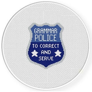 以下が含まれることがあります： 白地に「Grammar Police」と「To Correct and Serve」と書かれた青と白の徽章