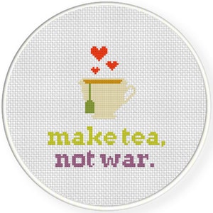 Pode incluir: Uma chávena de chá branca com um saquinho de chá verde, rodeada de corações vermelhos, e o texto "make tea, not war."