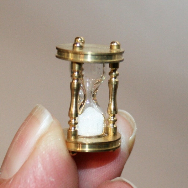 Dockhusminiatyrer "Arbetande timglas" Hantverksmässigt handgjord miniatyr i 12:e skala. Från CosediunaltroMondo Italien