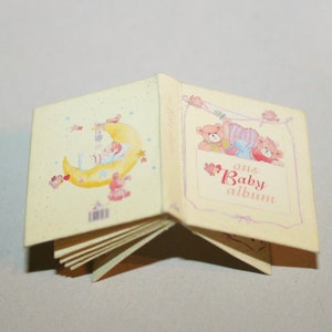 Album photos bébé, livre - MAISON DE POUPÉE MINIATURES - Miniature artisanale faite main à l'échelle 1:12 - CosediunaltroMondo Italie - cadeau
