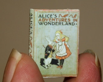 Miniatura para casa de bonecas "Alice no País das Maravilhas, livro" AL15 - Miniatura artesanal em escala 1/12. Da CosediunaltroMondo Itália.