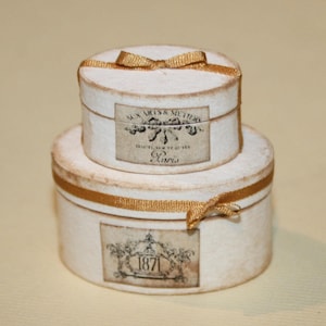 Caja para sombreros - Accesorios para CASAS DE MUÑECAS - MINIATURAS Miniaturas hechas a mano Escala 12 - Cajas - CosediunaltroMondo Italia