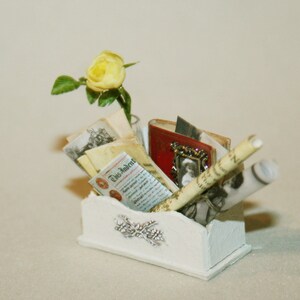 MINIATURE DI CASA DELLE BAMBOLE "Portalettere in legno" Miniatura artigianale fatta a mano in scala 12a. Da CosediunaltroMondo Italia