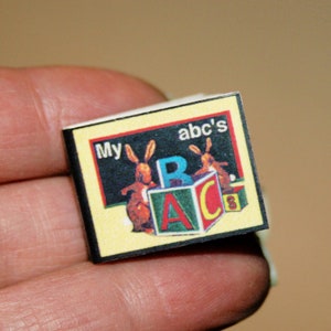 Libro ABC Fatto a mano in carta - MINIATURE CASA DELLE BAMBOLE - Miniatura artigianale fatta a mano in scala 12. Da CosediunaltroMondo Italia