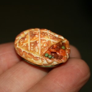 POPPENHOUSE Miniaturen "Gebraden taart in ovale metalen schaal" Artisan Handgemaakte miniatuur in schaal 12. Van CosediunaltroMondo Italië