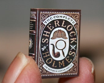 LIBRO DE NOVELA, NOV86 -CASA DE MUÑECAS Miniaturas "Sherlok Holmes" Libros en miniatura hechos a mano artesanalmente, escala 12 - CosediunaltroMondo Italia