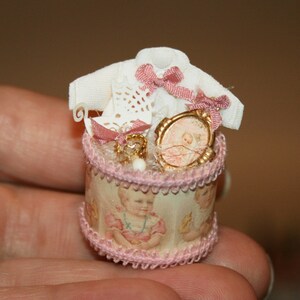 POPPENHUIS MINIATUREN "Babyjurk ronde doos" Ambachtelijke handgemaakte miniatuur in schaal 12. Van CosediunaltroMondo Italië