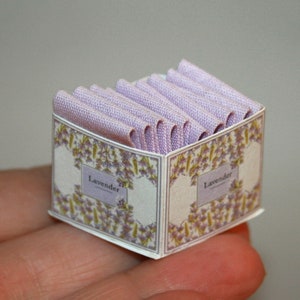POPPENHUIS MINIATUREN "Kartonnen doos met stof"- Ambachtelijke handgemaakte miniatuur in schaal 12. Van CosediunaltroMondo Italië Milaan