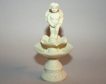 Baño para pájaros, fuente con querubín -Miniaturas de CASA DE MUÑECAS -Miniatura artesanal hecha a mano en escala 12. Desde CosediunaltroMondo Italia