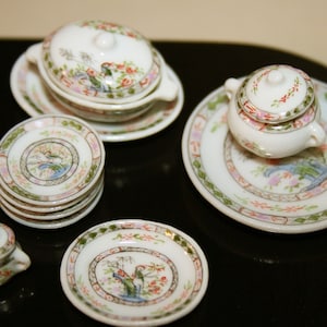 Puppenhaus Miniatur Ei Schale Porzellan 28-teilig Abendessen und Kaffee-Set handbemalt 1:12 Artisan Handmade Miniature CosediunaltroMondo