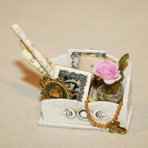 MINIATURE PER CASA DELLE BAMBOLE "Portalettere in legno" Miniatura artigianale fatta a mano in scala 12. Da CosediunaltroMondo Italia