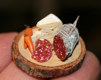 MINIATURE DELLA CASA DELLE BAMBOLE  Tagliere, salame a fette  Miniatura artigianale fatta a mano in 12a scala. Da CosediunaltroMondo Italia - Italia