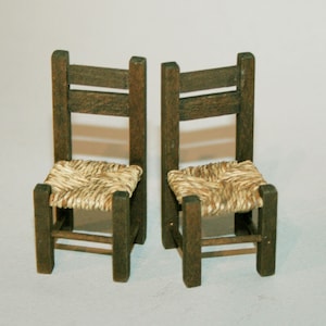 MINIATURAS DE CASA DE BONECAS &quot; Cadeira de madeira, assento de palha, pequena escala &quot; Miniatura artesanal artesanal. De CosediunaltroMondo Itália