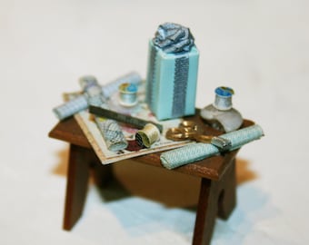 Puppenhaus Miniaturen "Holzhocker, mit Geschenk" Artisan Handmade Miniature im 12ten Maßstab. Von CosediunaltroMondo Italien