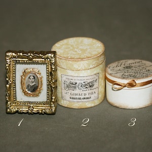Hat boxes and frame - DOLLHOUSE MINIATURES accessories -Artisan Handmade Miniature in 12th scale- CosediunaltroMondo Italy