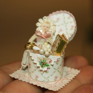 POPPENHUIS MINIATUREN " Kartonnen doos, met babyset " Ambachtelijke handgemaakte miniatuur in schaal 12. Van CosediunaltroMondo Italië