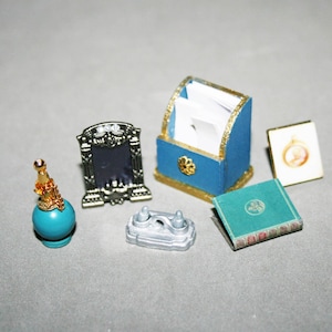 Set da scrittura della collezione reale, Queen Mary's Dolls' House - MINIATURE PER CASE DI BAMBOLE - Miniature artigianali fatte a mano in scala 12 - CosediunaltroMondo