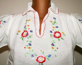 CAMISA blanca BORDADO floral /Blusa campesina vintage bordada a mano/Camisa étnica folk /algodón bordado a mano/VINTAGE 70s/ Regalo para ella