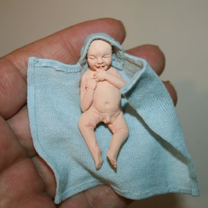 DOLLHOUSE Miniatures - Sleeping Baby, cover light Blue color - Miniature dolls / Resin dolls - 1/12 scale Cosediunaltromondo Italy