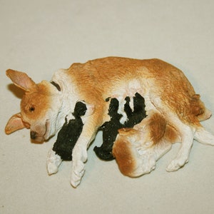 Lying dog, made of resin with puppies -1:12 scale Dollhouse miniatures - Artisan Handmade Miniature - CosediunaltroMondo Italy
