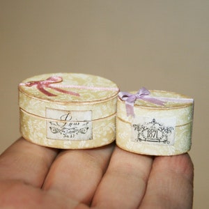 Hat box - DOLLHOUSE accessories -MINIATURES Handmade Miniature 12th scale- Boxes -CosediunaltroMondo Italy