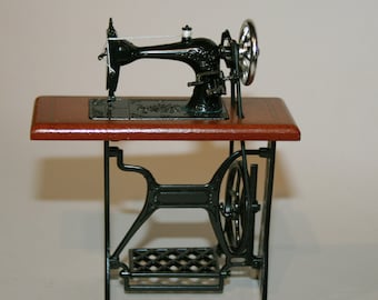 Sewing Machine, DOLL HOUSE MINIATURES Artisan Handmade Miniature in 1:12 scale. From CosediunaltroMondo