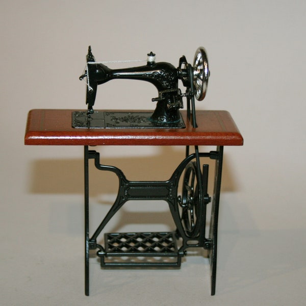 Máquina de Coser, MINIATURAS DE CASA DE MUÑECAS Miniatura artesanal hecha a mano en escala 1:12. Desde CosediunaltroMondo