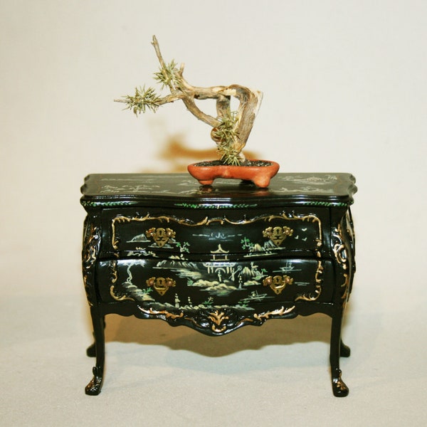 Commode peinte à la main, chinoiseries noires - MAISON DE POUPÉE MINIATURES - Miniature artisanale faite main à l'échelle 12 - CosediunaltroMondo Italie