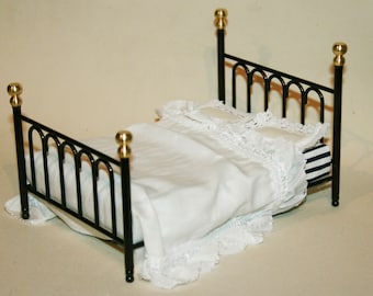 Casa delle bambole Letto matrimoniale e biancheria da letto in ghisa nera Mobili per camera da letto in miniatura - 12a scala. Da CosediunaltroMondo Italia