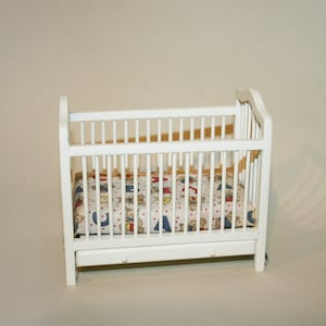 Culla per casa delle bambole in legno, finitura bianca, mobili per cameretta in miniatura in scala 1:12 - Miniatura artigianale fatta a mano - CosediunaltroMondo Italia